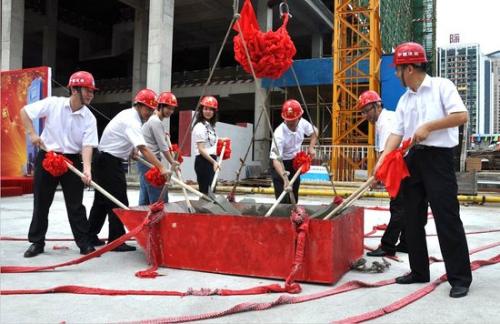 大老板今天農(nóng)村自建房，房屋封頂了，大喜特喜！
