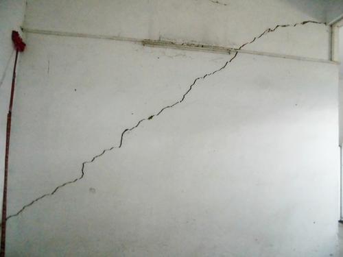 農(nóng)村自建房墻出現(xiàn)了裂縫。為什么？